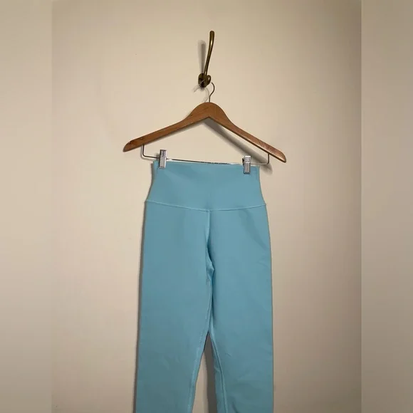 ALO Yoga 7/8 High-Waist Airbrush Legging in Chalk Blue